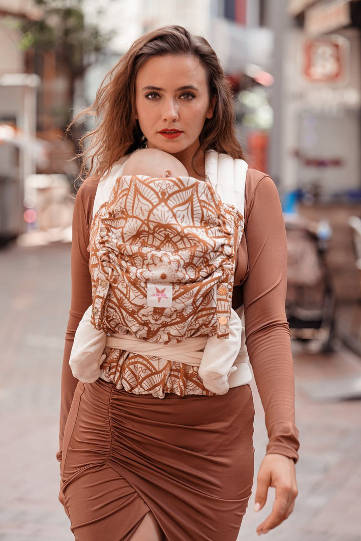 Babytrage TaiTai Lilenia Latte Macchiato - KOKADI